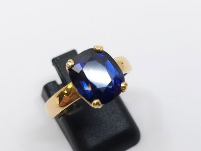 BAGUE en or jaune 750° ornée d'un saphir...