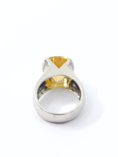 TRAVAIL MODERNE
Bague en or gris 750° ornée...