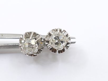 PAIRE de puces d'oreilles en or gris 750°...