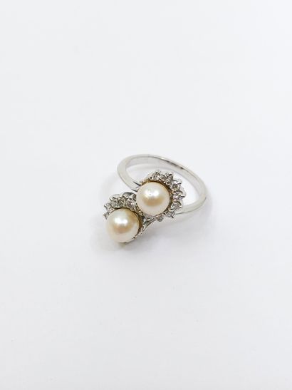 BAGUE en or gris 750° ornée de deux perles...