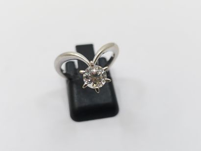 BAGUE en or gris 750° ornée d'un oxyde de...