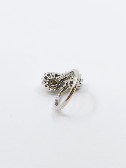 BAGUE en or gris 750° ornée de deux perles...