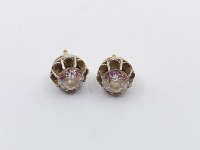 PAIRE de boutons d'oreilles en or gris 750°...