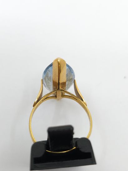 RING in yellow gold 750° set with an aquamarine...