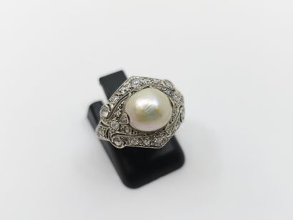 BAGUE en or gris 750° ornée d'une perle fine...