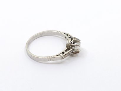 BAGUE en or gris ornée d'un diamant, taille...