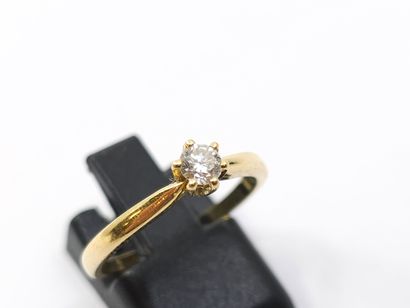 BAGUE SOLITAIRE en or jaune 750° ornée d'un...