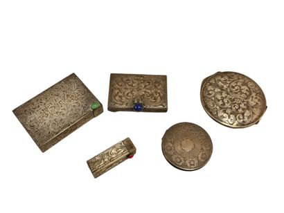 NECESSAIRE DE MAQUILLAGE en argent guilloché...