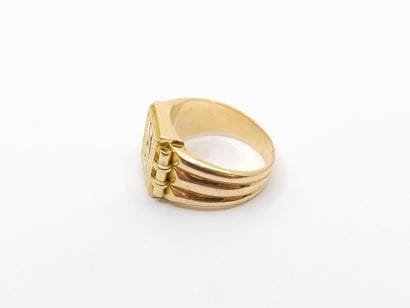 Yellow gold signet ring 750° monogrammed...
