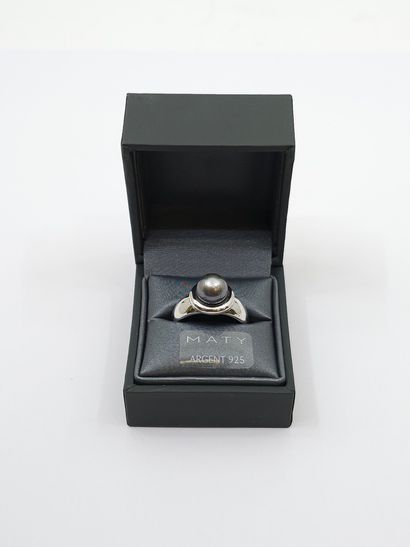 MATY
925° silver ring set with a gray pearl
Gross...