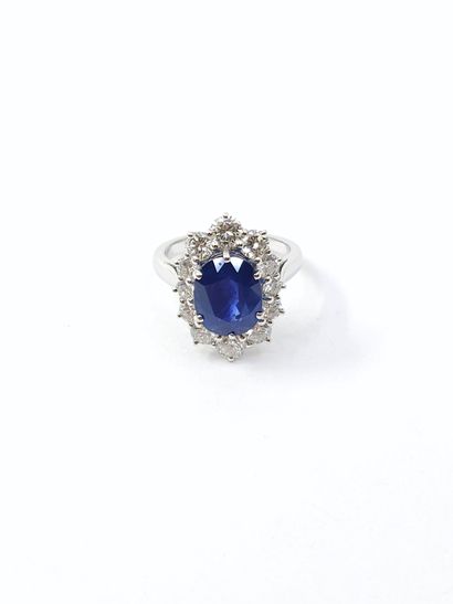 Daisy ring in 750° white gold set with a...