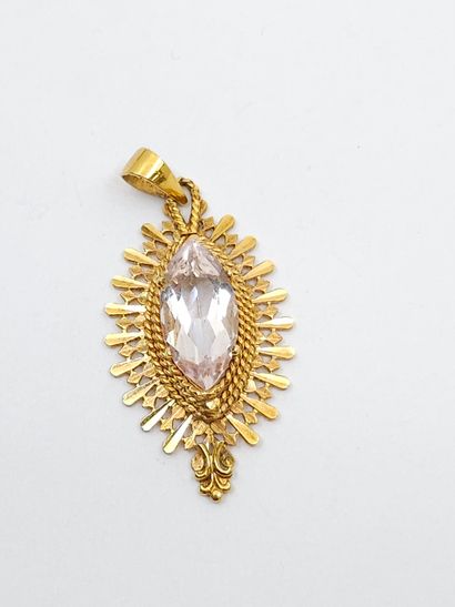 PENDANT in 750° yellow gold adorned with...