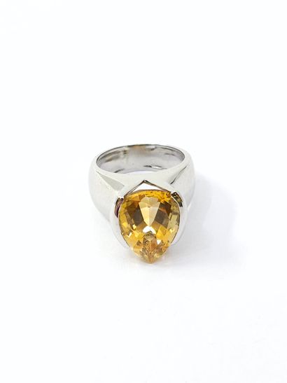 TRAVAIL MODERNE
Bague en or gris 750° ornée...