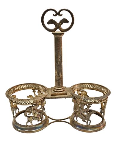 HUILIER-VINAIGRIER en argent à décor d'angelots...