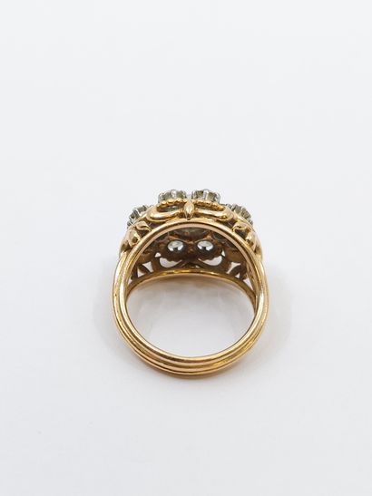 IMPORTANTE bague en or deux tons 750° ornée...