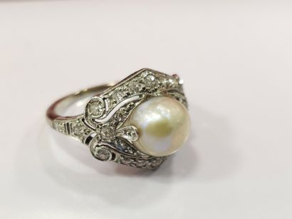 BAGUE en or gris 750° ornée d'une perle fine...