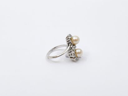 BAGUE en or gris 750° ornée de deux perles...