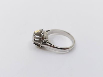 BAGUE en or gris 750° ornée d'un diamant...