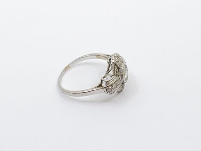 BAGUE en platine ornée de diamants 
Art déco...