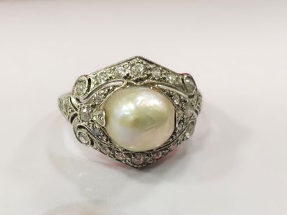 BAGUE en or gris 750° ornée d'une perle fine...