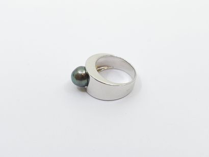 MATY
925° silver ring set with a grey pearl
Gross...