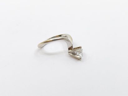 BAGUE en or gris 750° ornée d'un oxyde de...