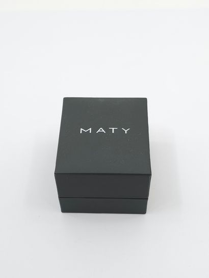 MATY
925° silver ring set with a grey pearl
Gross...