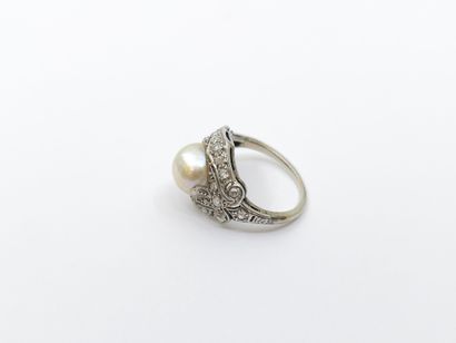 BAGUE en or gris 750° ornée d'une perle fine...