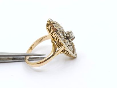 BAGUE marquise en or deux tons 750° ornée...