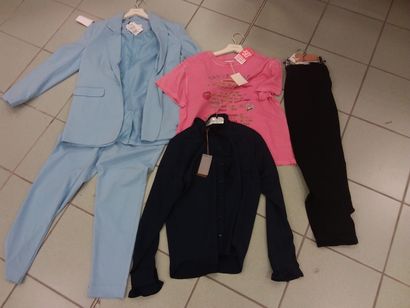 lot de vêtement taille S comprenant 
tailleur...