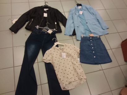 lot de vêtement taille M comprenant 
jupe...