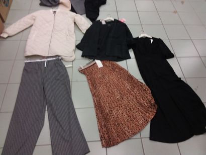 lot de vêtement taille S comprenant 
robe...