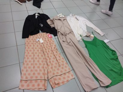 lot de vêtement taille M comprenant 
blouse...