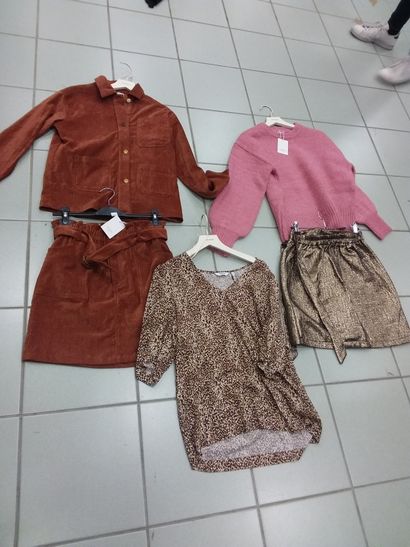 lot de vêtement de taille S comprenant 
pull'GARANCE
JUPE...