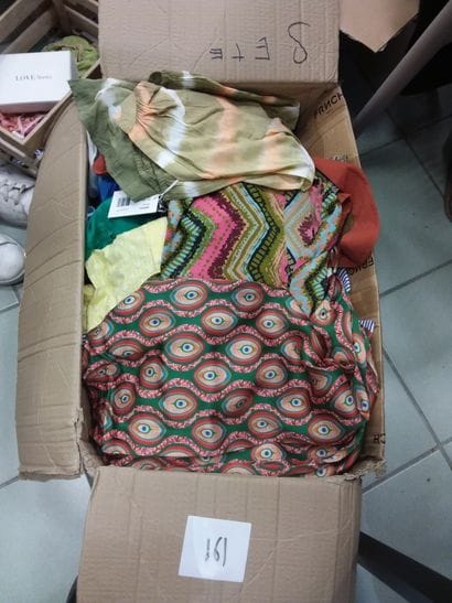 important carton de vêtement d'été en taille...