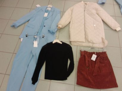 lot de vêtement taille S comprenant 
tailleur...