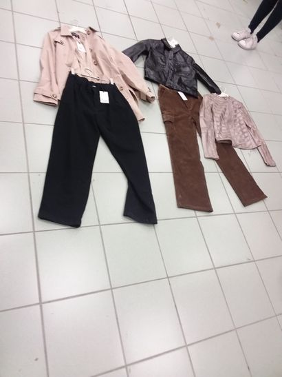 lot de vêtement taille S comprenant 
Veste...