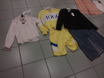 lot de vêtement de taille S comprenant 
chemise...