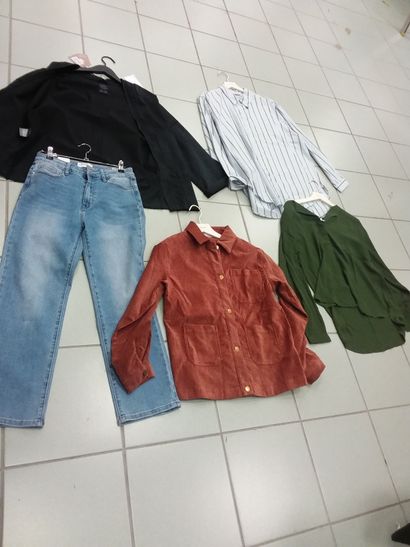lot de vêtement taille M comprenant 
blouse...
