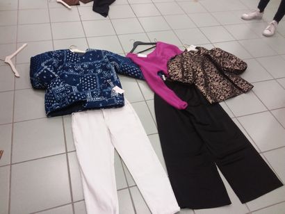lot de vêtement de taille M comprenant 
pull...