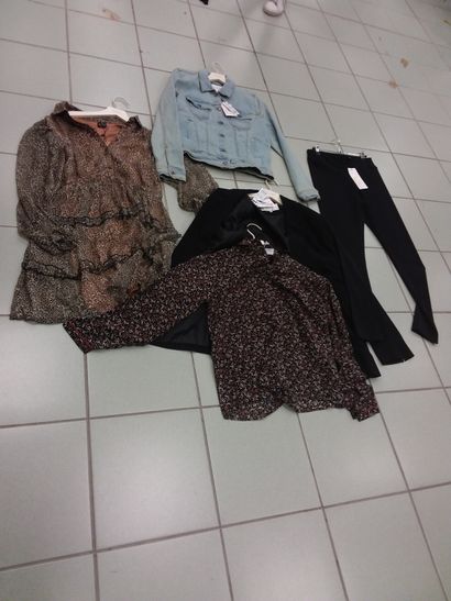 lot de vêtement de taille M comprenant 
veste...