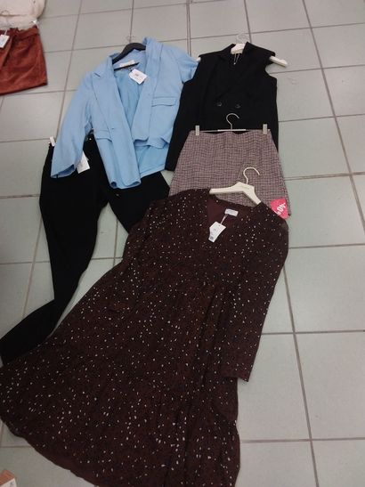 lot de vêtement taille S comprenant 
robe...