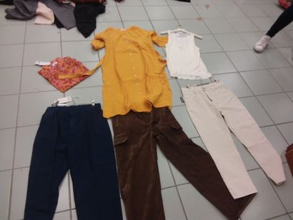 lot de vêtement taille L comprenant 
Jean...