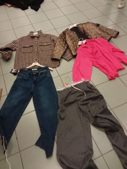 lot de vêtement taille M comprenant 
blouse...