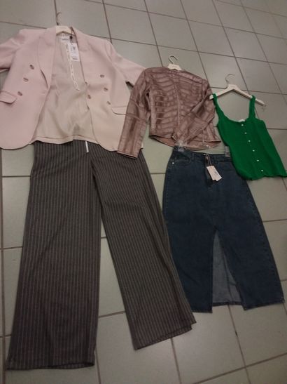 lot de vêtement taille M comprenant 
top...