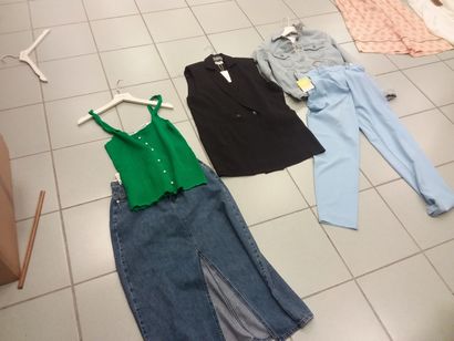 lot de vêtement taille M comprenant 
top...