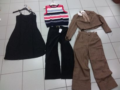 lot de vetement taille S comprenant 
tailleurpantalon...