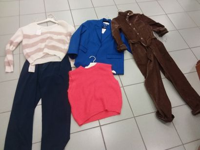 lot de vêtement taille M comprenant
combinaison...