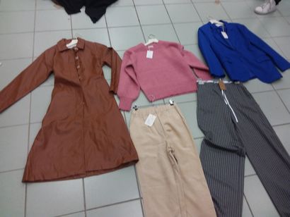 lot de vêtement taille S comprenant 
pull...