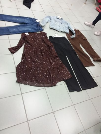 lot de vetement en taille M comprenant 
robe...